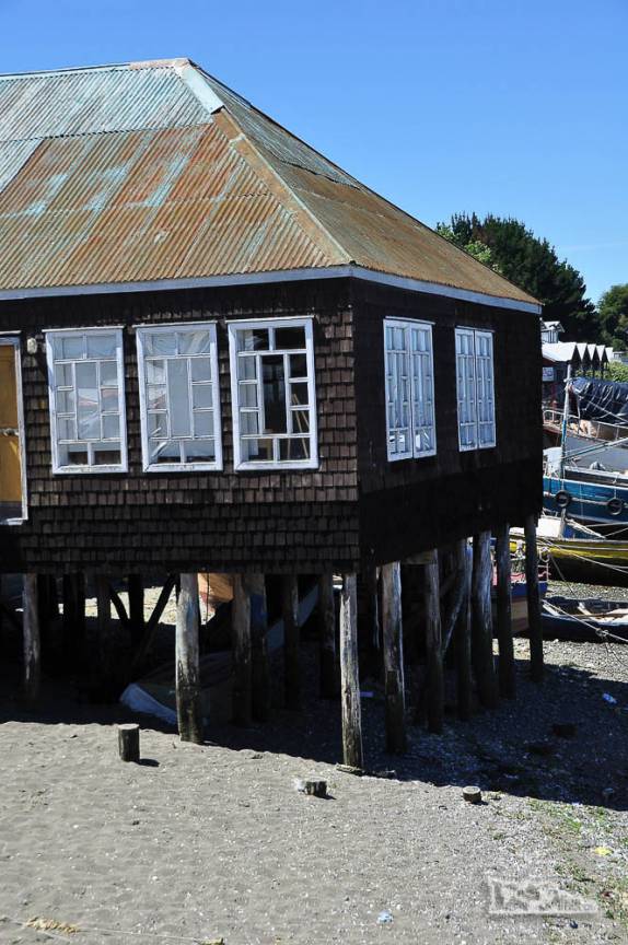 Casa sobre palafitas, própria para as grandes variações de maré em Dalcahue, na costa leste da ilha de Chiloé, no sul do Chile